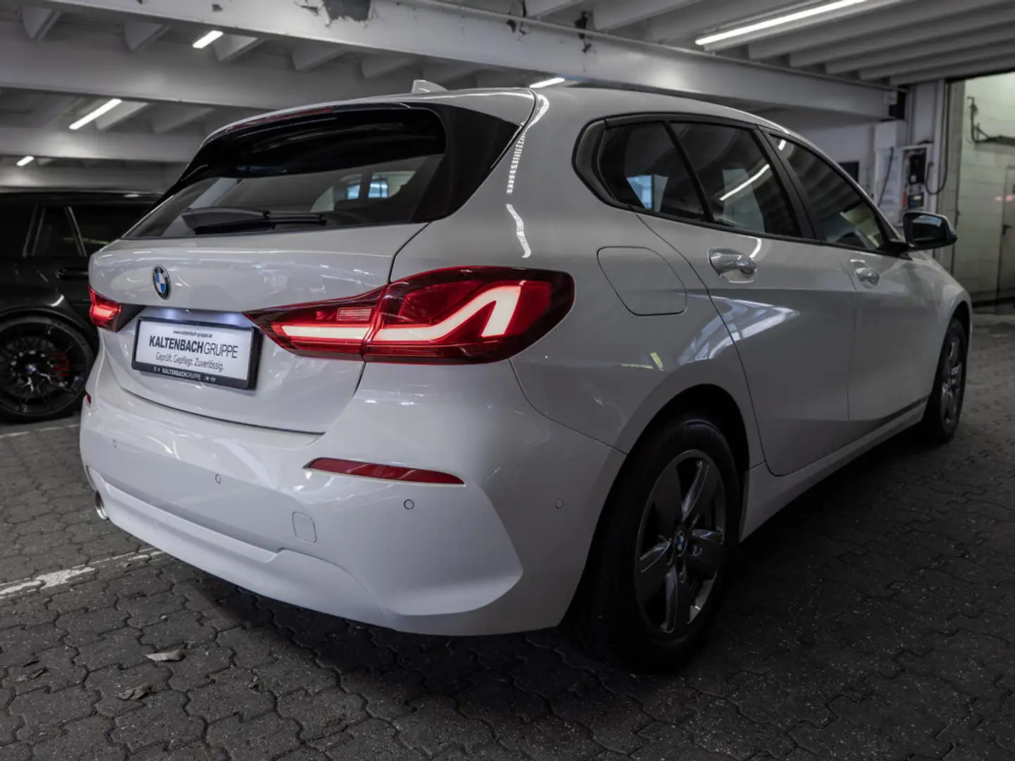BMW 118 i Advantage AHK LED NAVI SHZ PDC KLIMA Weiß - 2