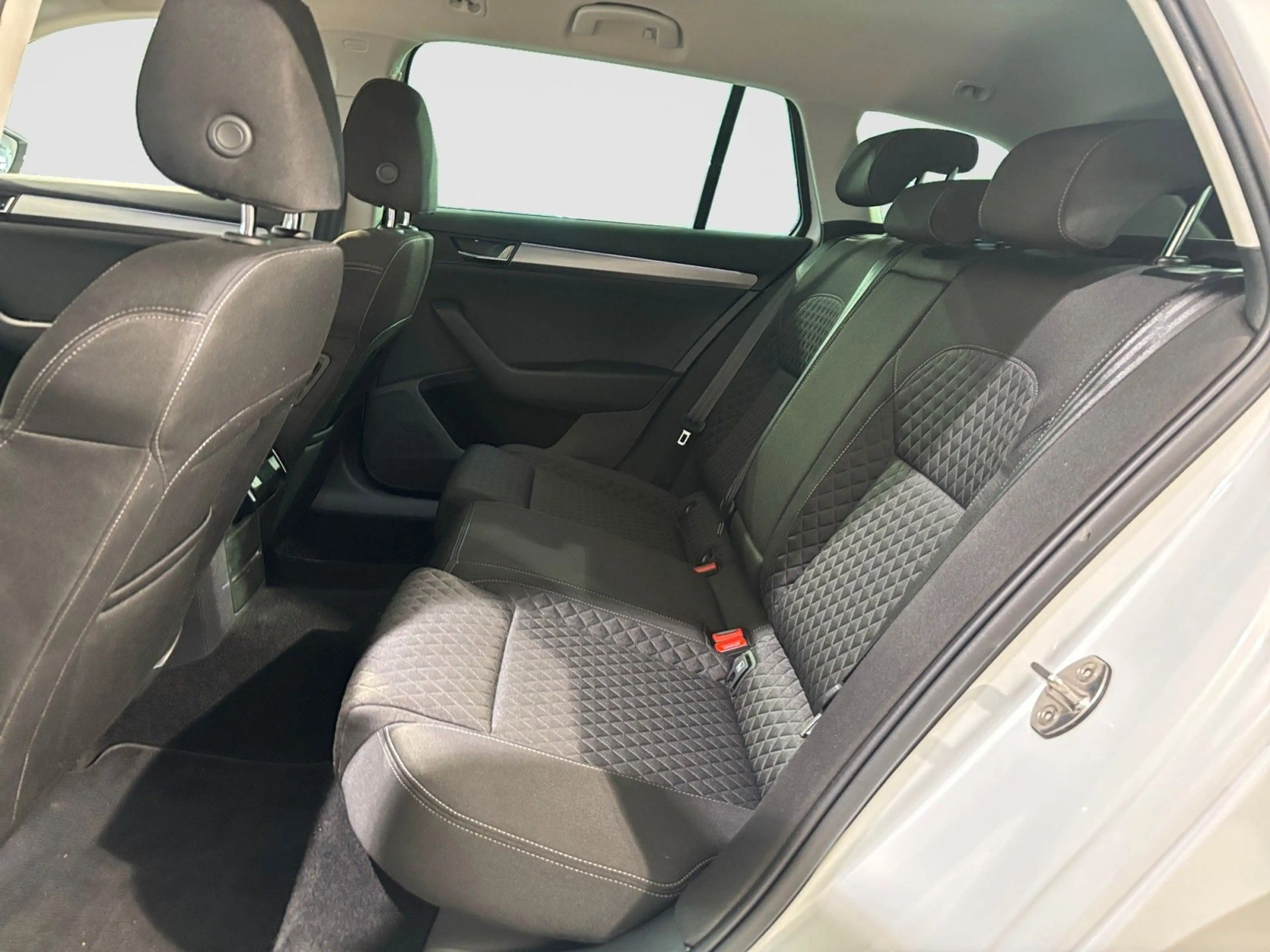 Skoda Superb 2.0TDI DSG AHK APP ACC KAM CANTON KESSY — photo 14