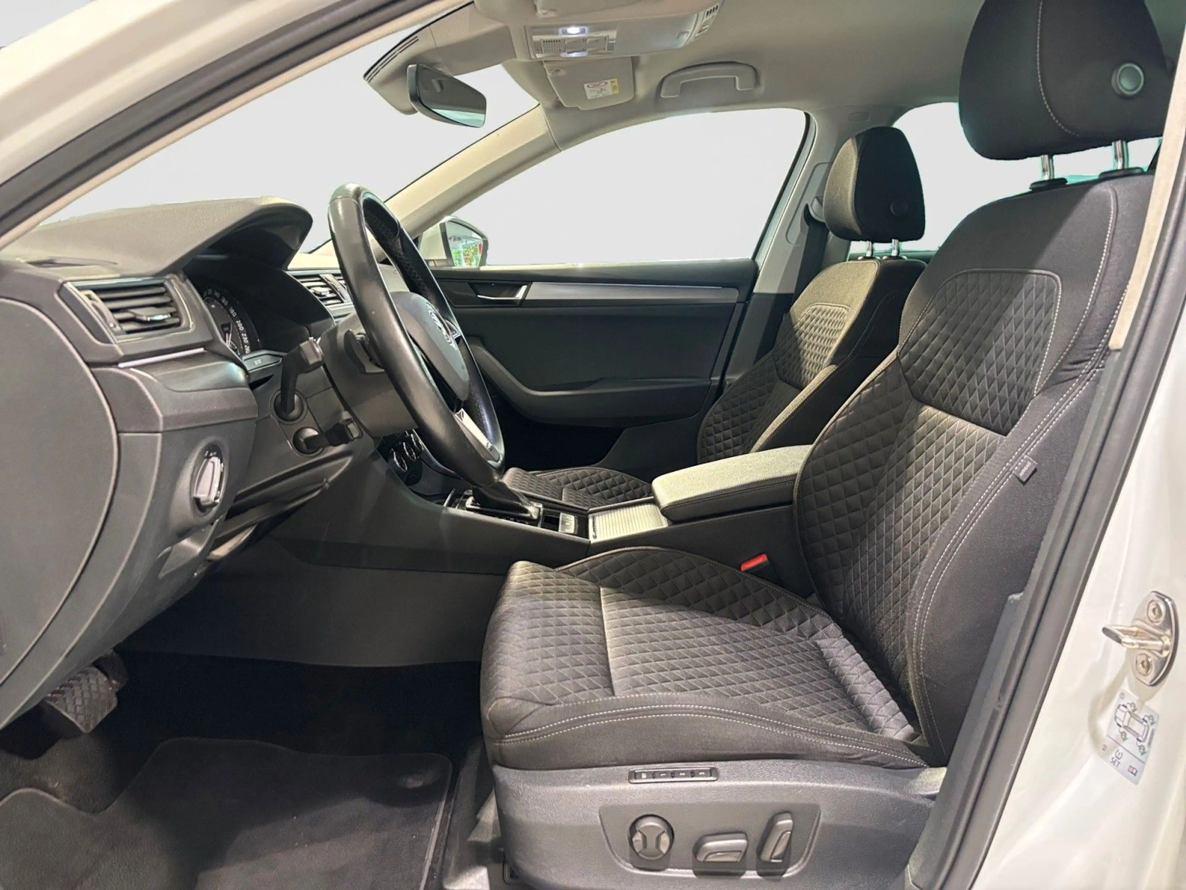 Skoda Superb 2.0TDI DSG AHK APP ACC KAM CANTON KESSY — photo 8