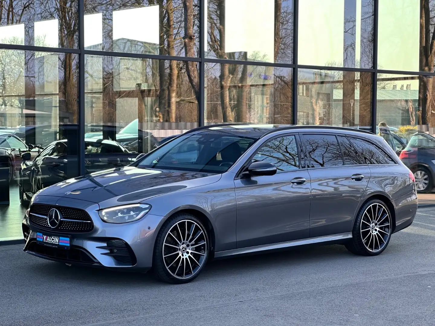 Mercedes-Benz E 220 d T Autom. AMG-Line ACC/AHK/20LM/R-CAM Gris - 2