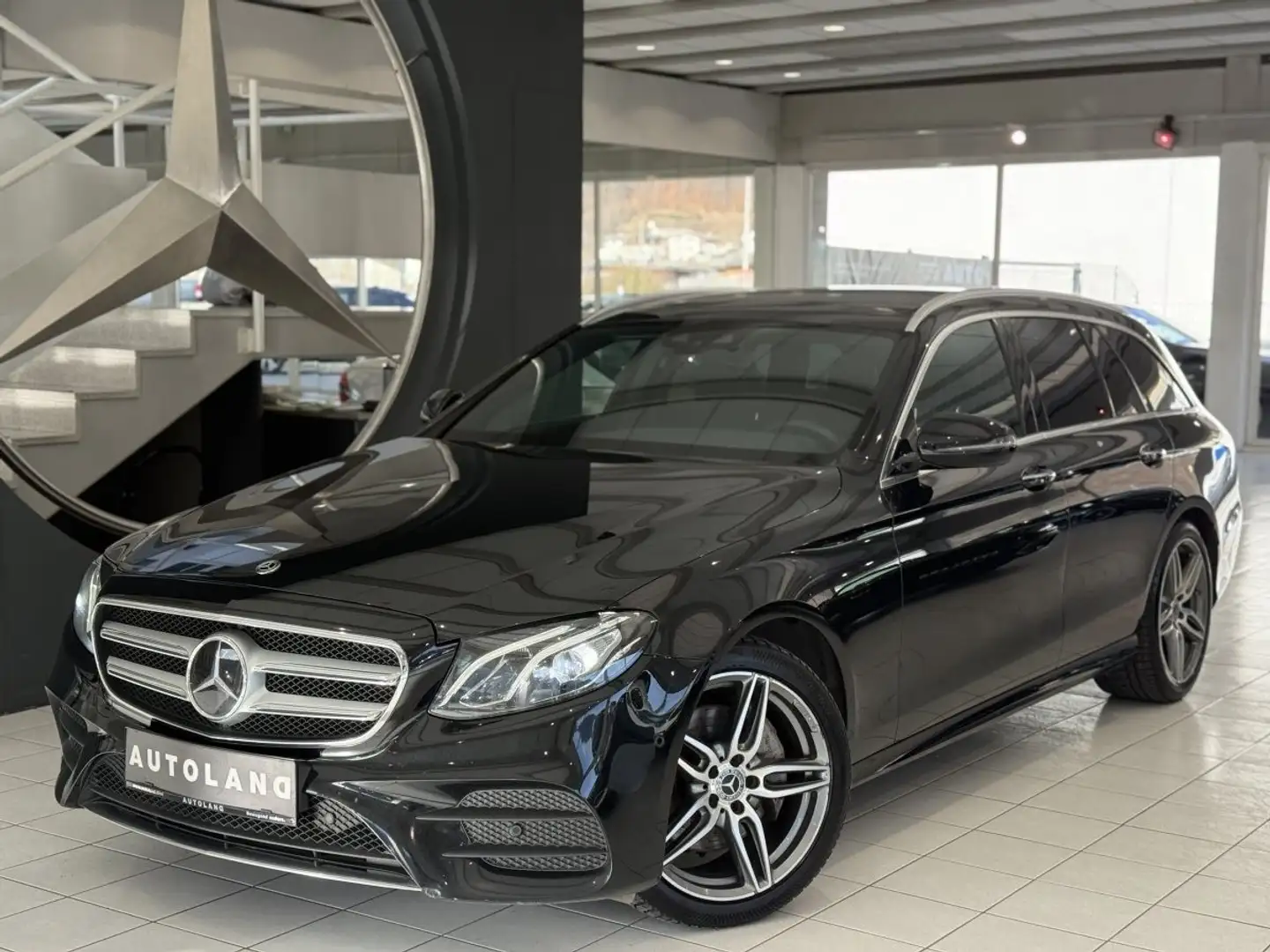 Mercedes-Benz E 220 4MATIC AMG LINE Schwarz - 1
