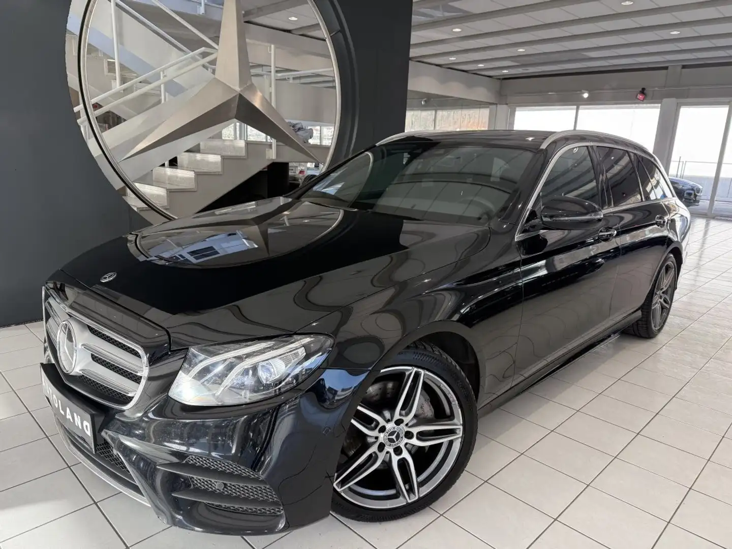 Mercedes-Benz E 220 4MATIC AMG LINE Schwarz - 2