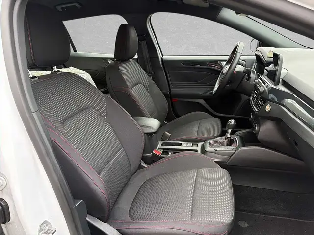 Ford Focus view 3