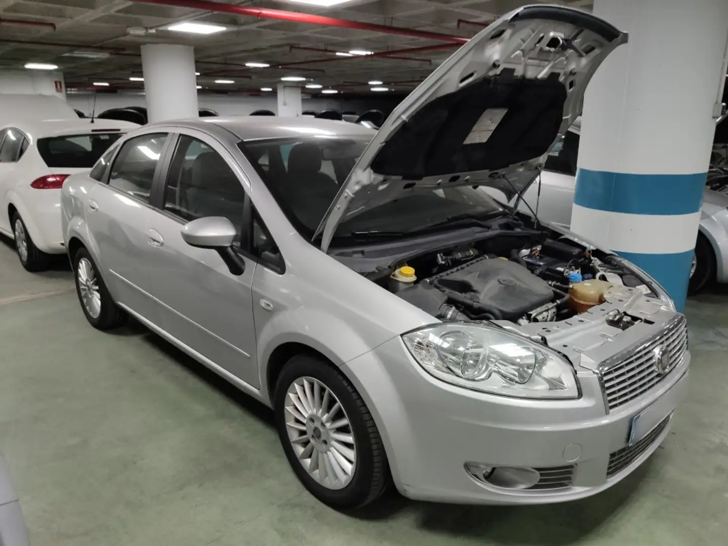 Fiat FIAT Línea Familiar Manual de 4 Puertas Gris - 2