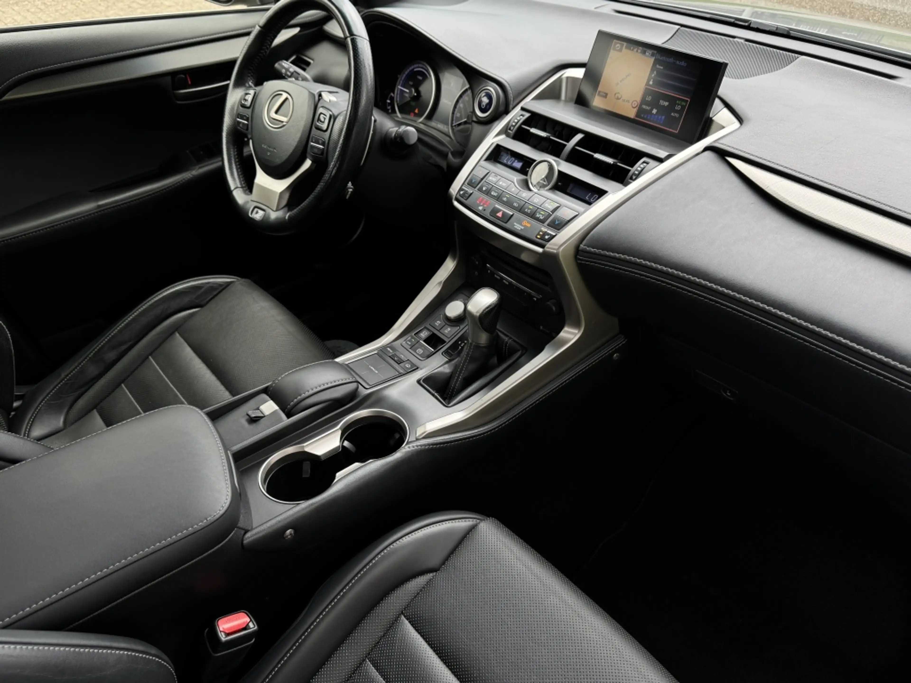 Lexus NX 300h AWD F Sport Trekhaak Schuifdak — photo 7