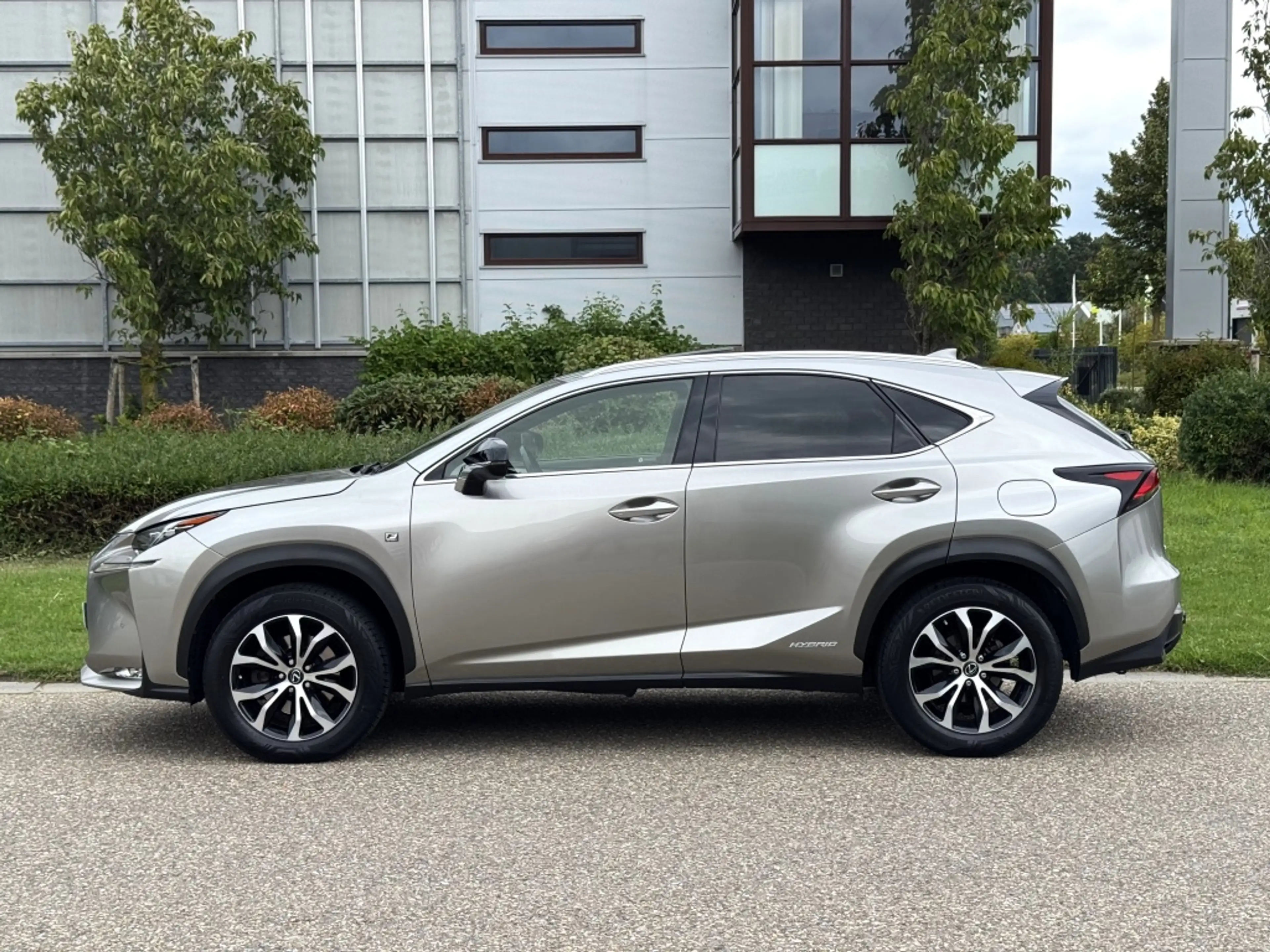 Lexus NX 300h AWD F Sport Trekhaak Schuifdak — photo 4