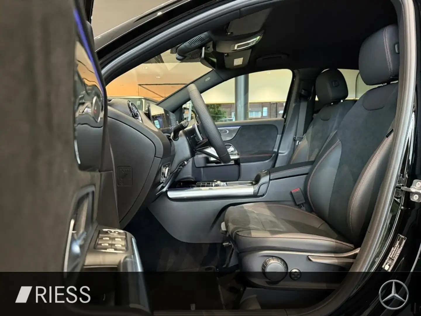 Mercedes-Benz GLA 200 d AMG+AHK+DISTRONIC+TOTWKL+KEYL+360°+ Schwarz - 2