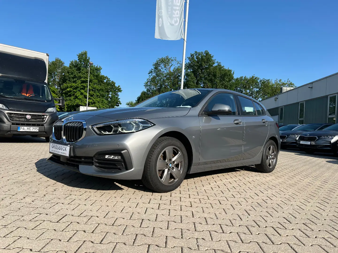 BMW 118 i Advantage *LED Navi DAB PDC Alu Sitzh.* Grau - 1