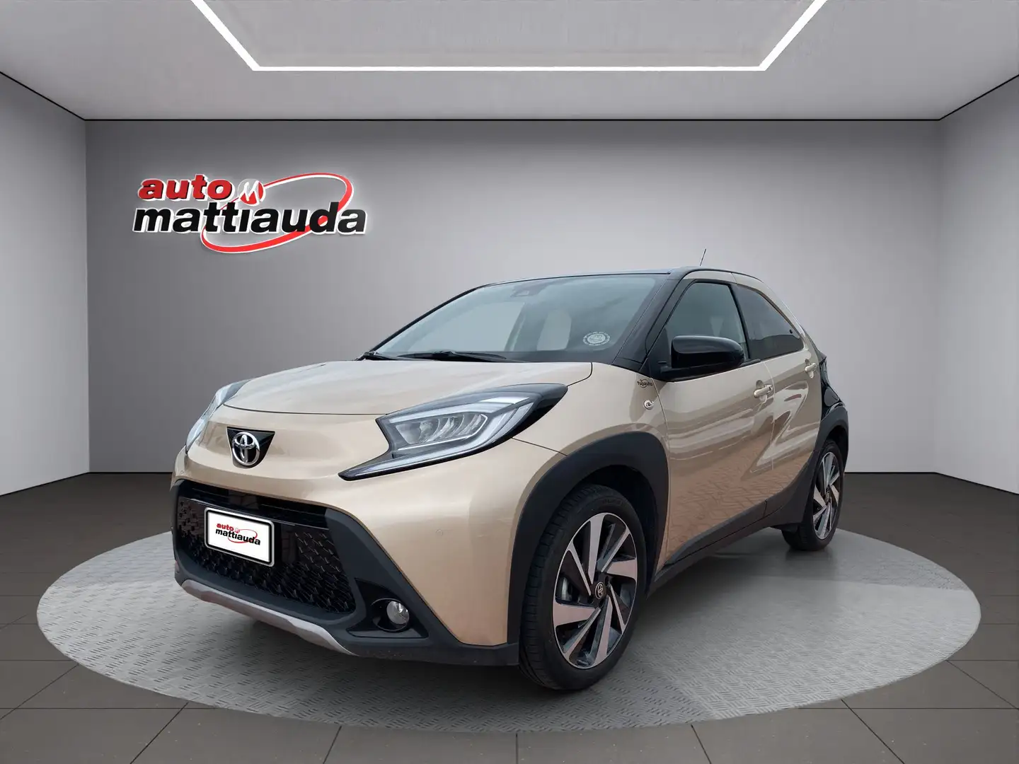 Toyota Aygo X Aygo X 1.0 Lounge Air 72cv Oro - 1