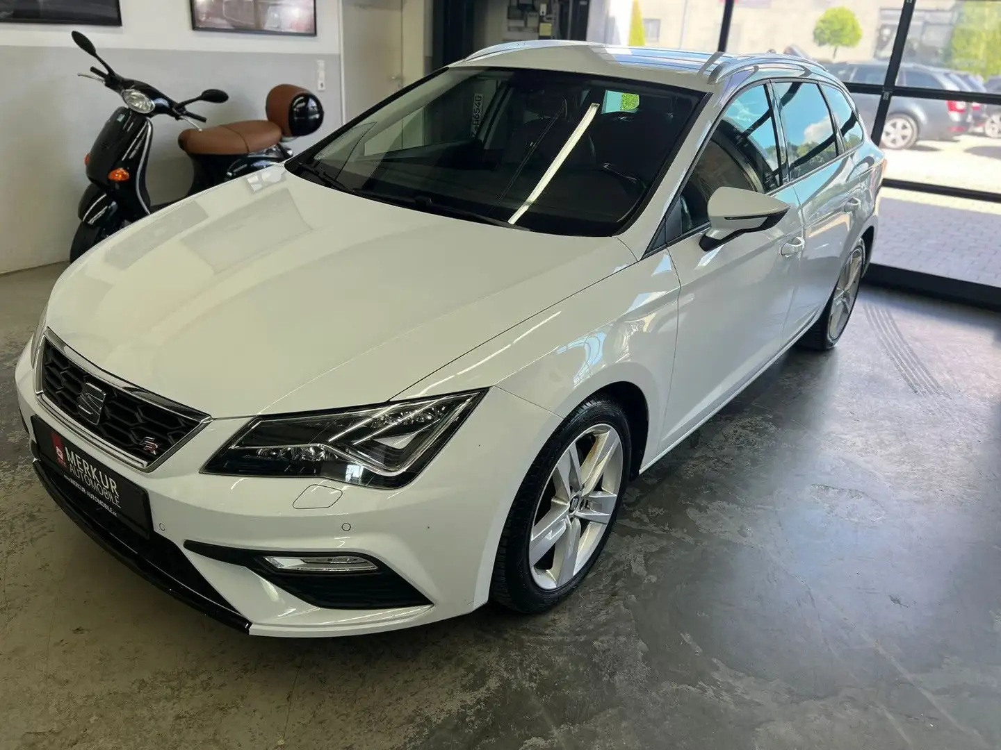 SEAT Leon ST 1.8 TSI DSG FR+AHK+Navi+LED+PDC+SHZ+17" Bílá - 1