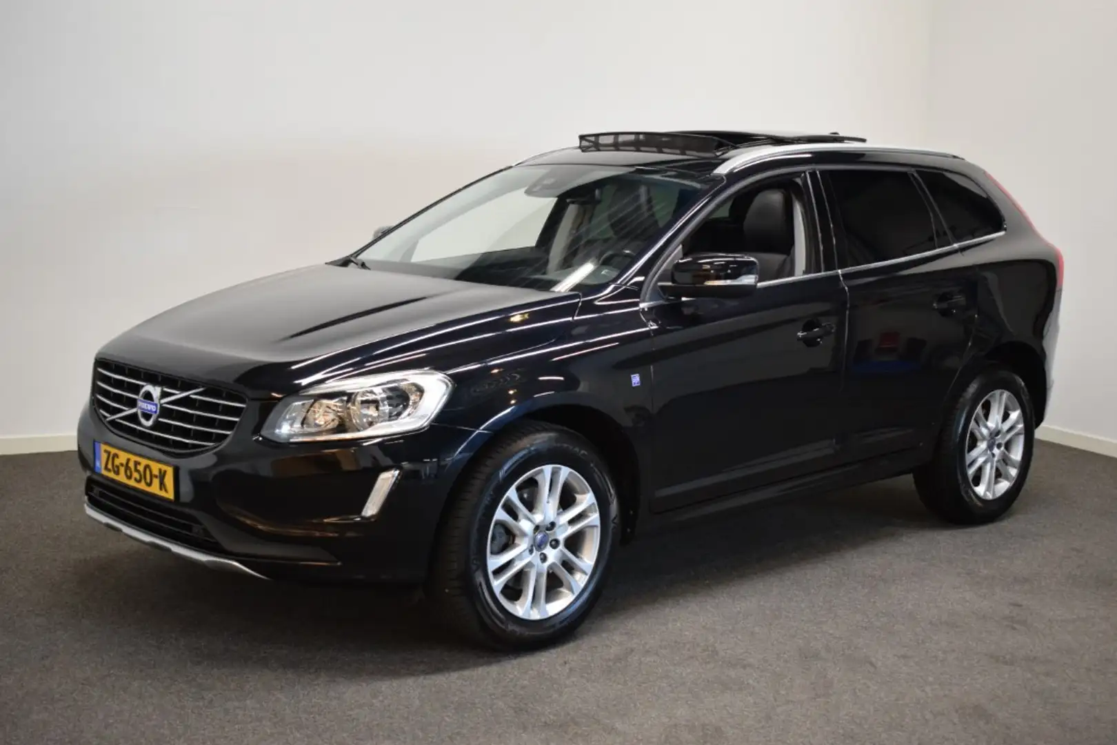Volvo XC60 2.0 D4 190pk FWD Ocean Race Trekhaak 1600kg/ Leer/ Zwart - 2