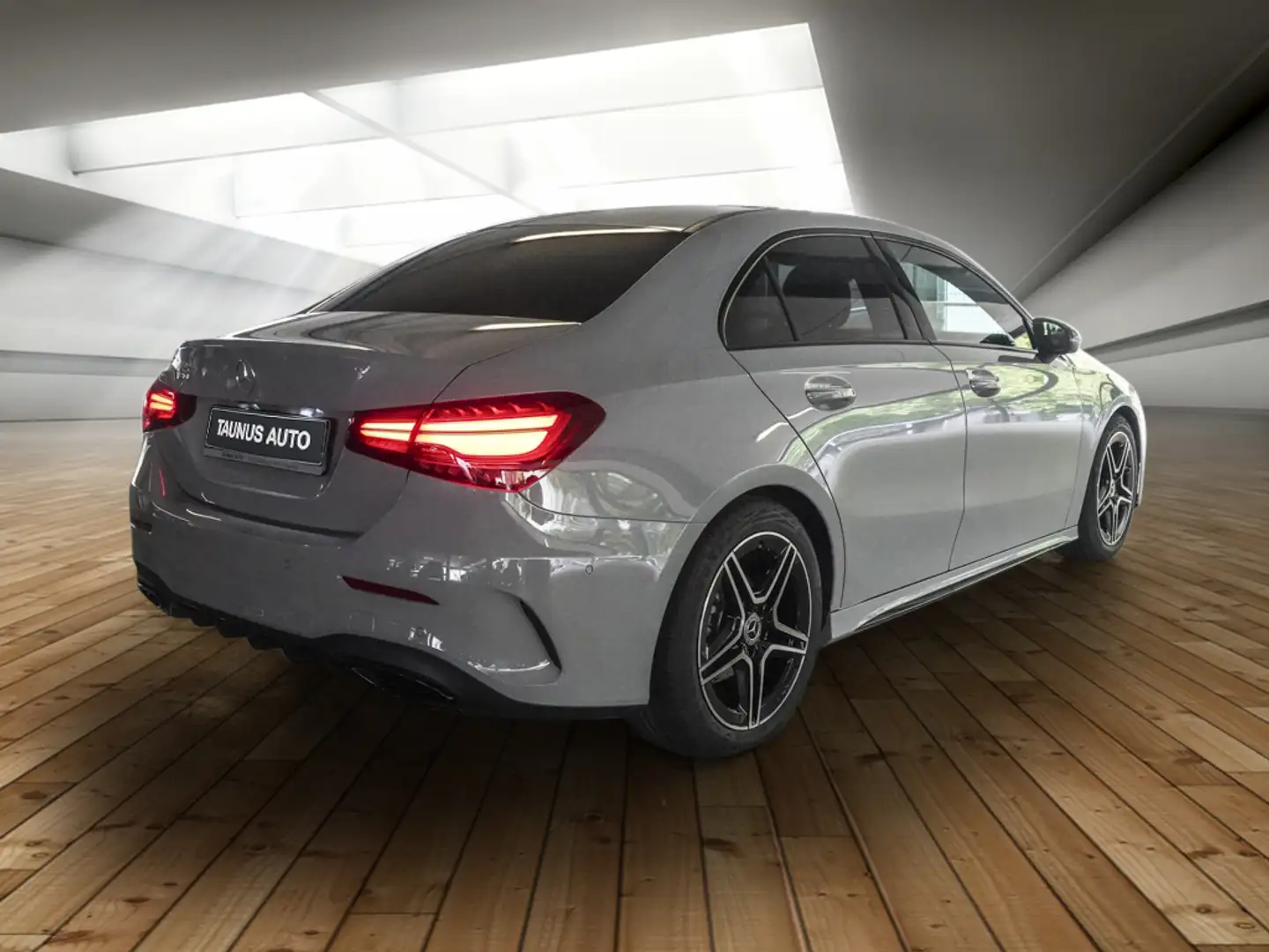 Mercedes-Benz A 180 AMG-NIGHT-DISTRONIC-PANO-KEYLESS-UVP 49.500,- Šedá - 2