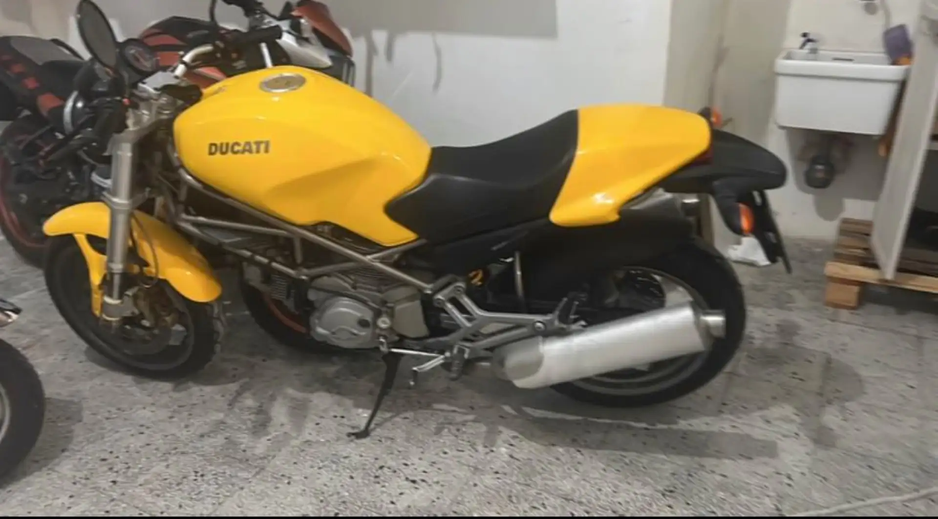 Ducati Monster 600 originale. assicurazione storica paga metà bollo Žlutá - 1