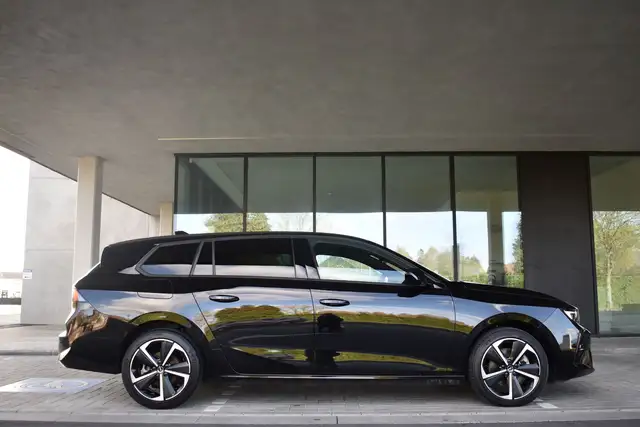 Opel Astra view 3