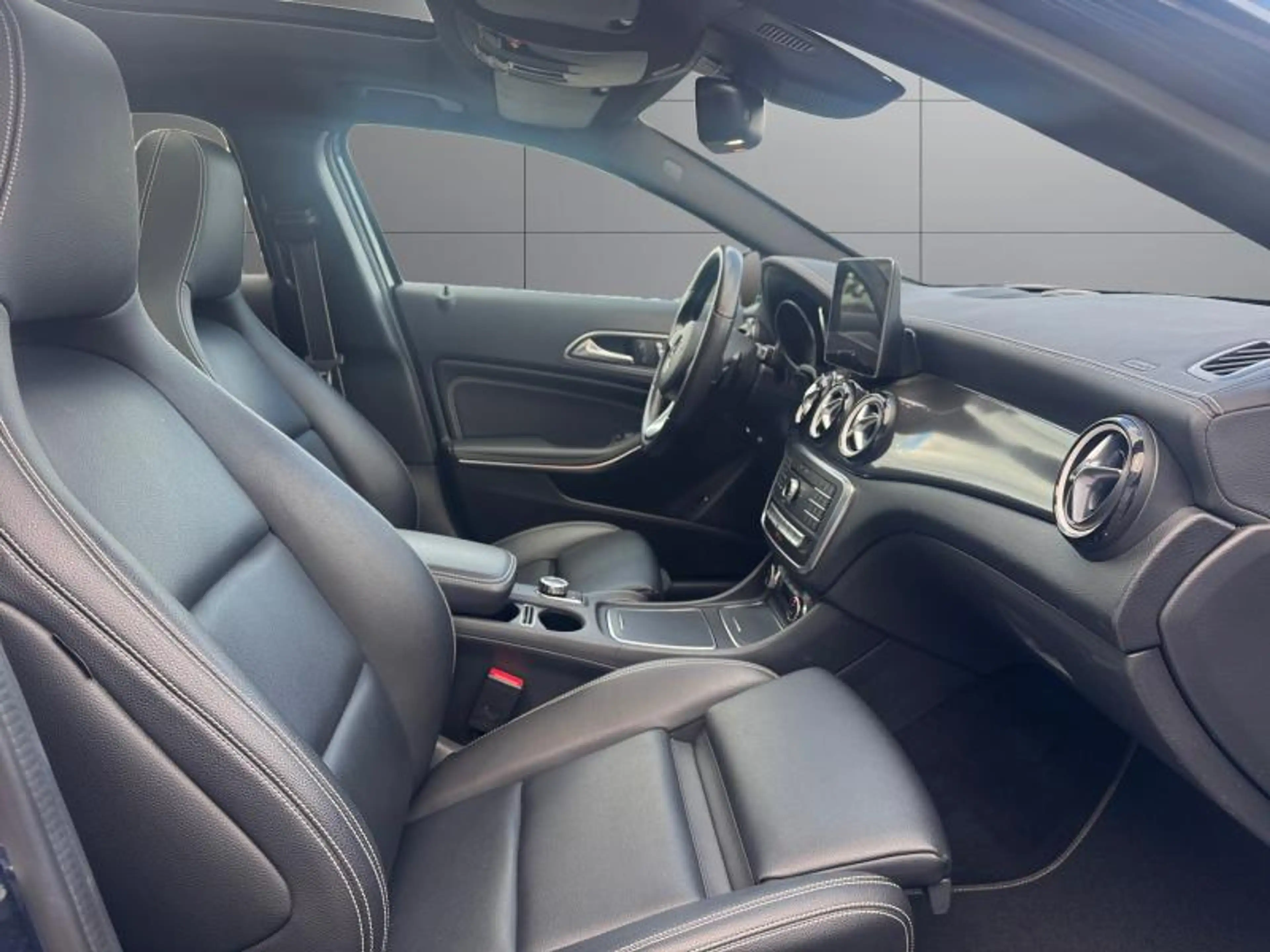 Mercedes-Benz GLA 180 EDITION/AMG-line/Auto./CAMERA 360°/1 YEAR WARRANTY — photo 3