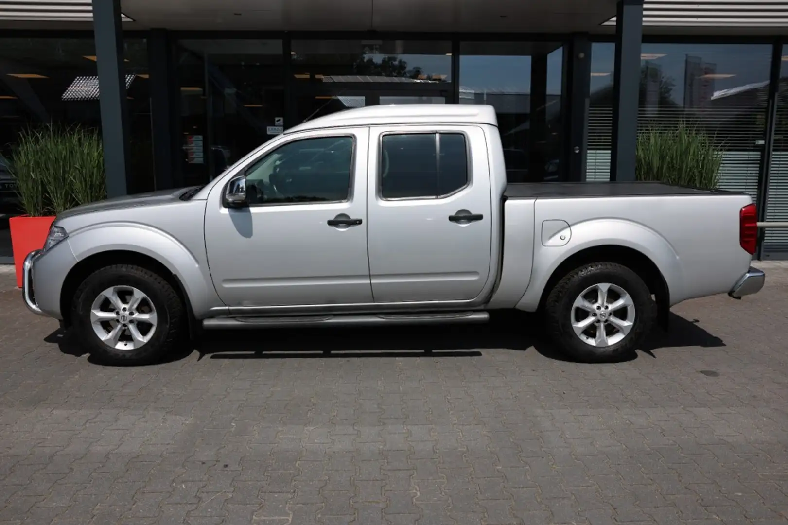 Nissan Navara 2.5 DCI DUBBEL CABINE SE A/T 5 SITZ 4WD VAN MARGE Srebrny - 2