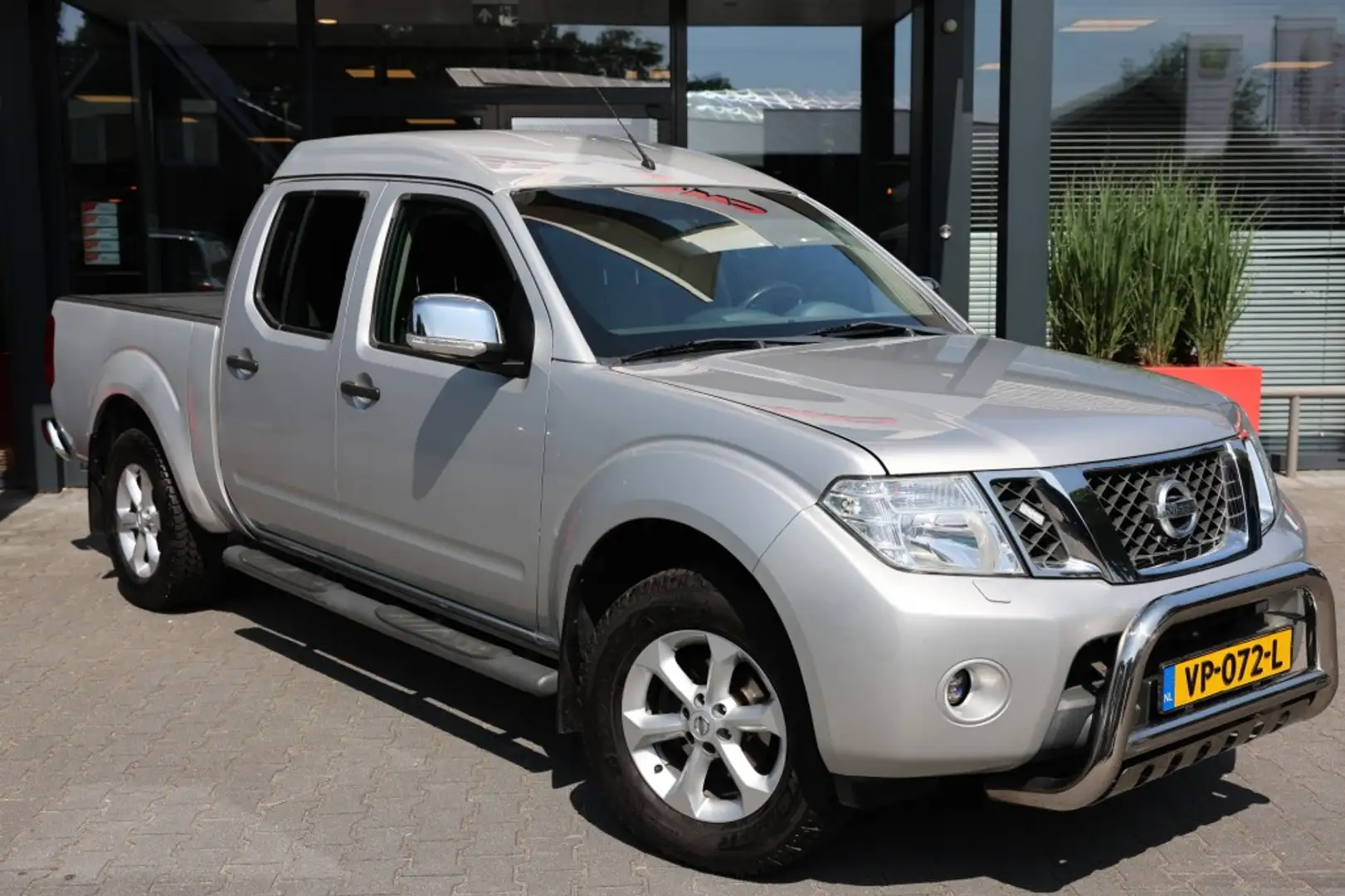 Nissan Navara 2.5 DCI DUBBEL CABINE SE A/T 5 SITZ 4WD VAN MARGE Srebrny - 1