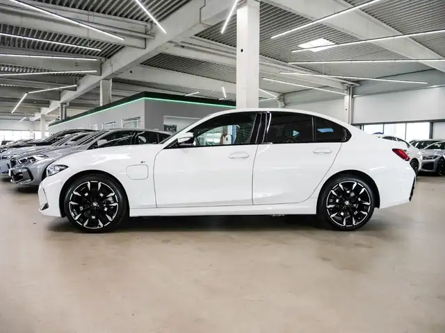 BMW 3 Series view 4