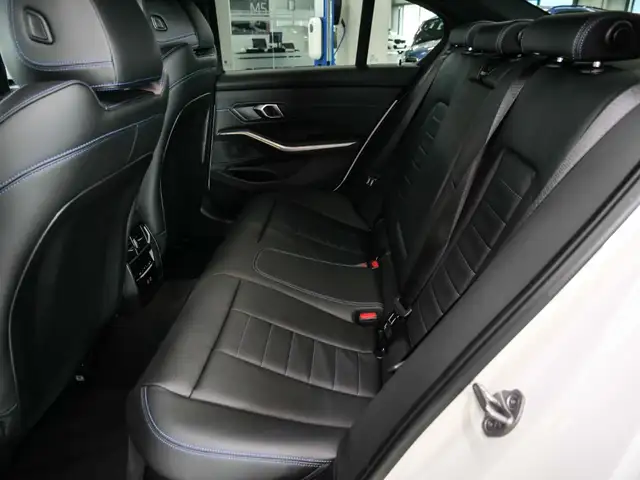 BMW 3 Series view 11