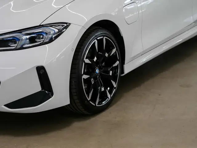 BMW 3 Series view 6