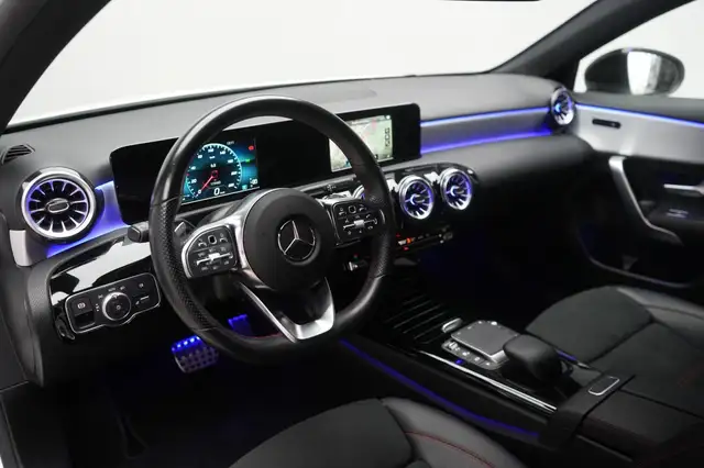 Mercedes-Benz 220 view 12