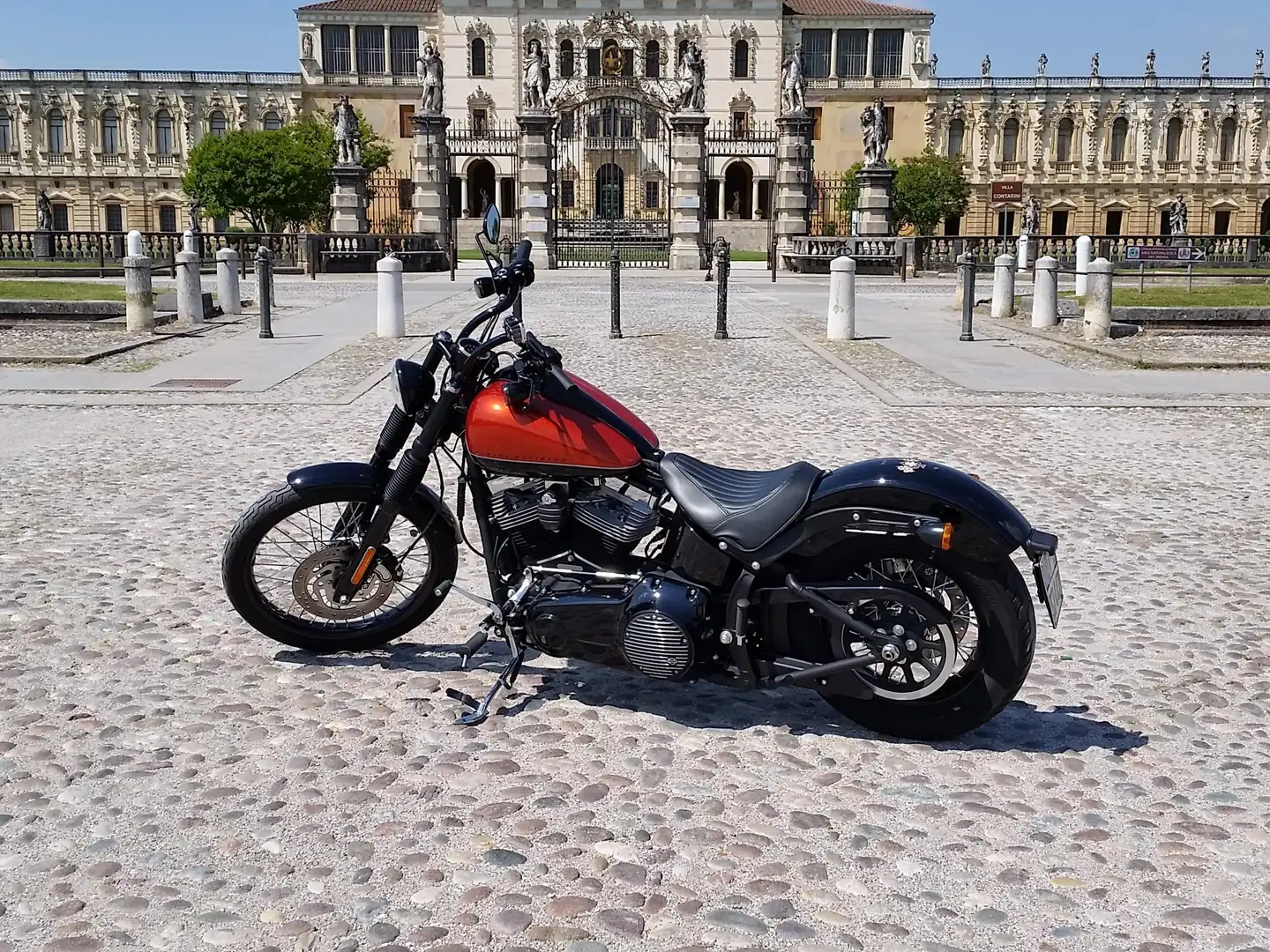 Harley-Davidson Softail Blackline Arancione - 1