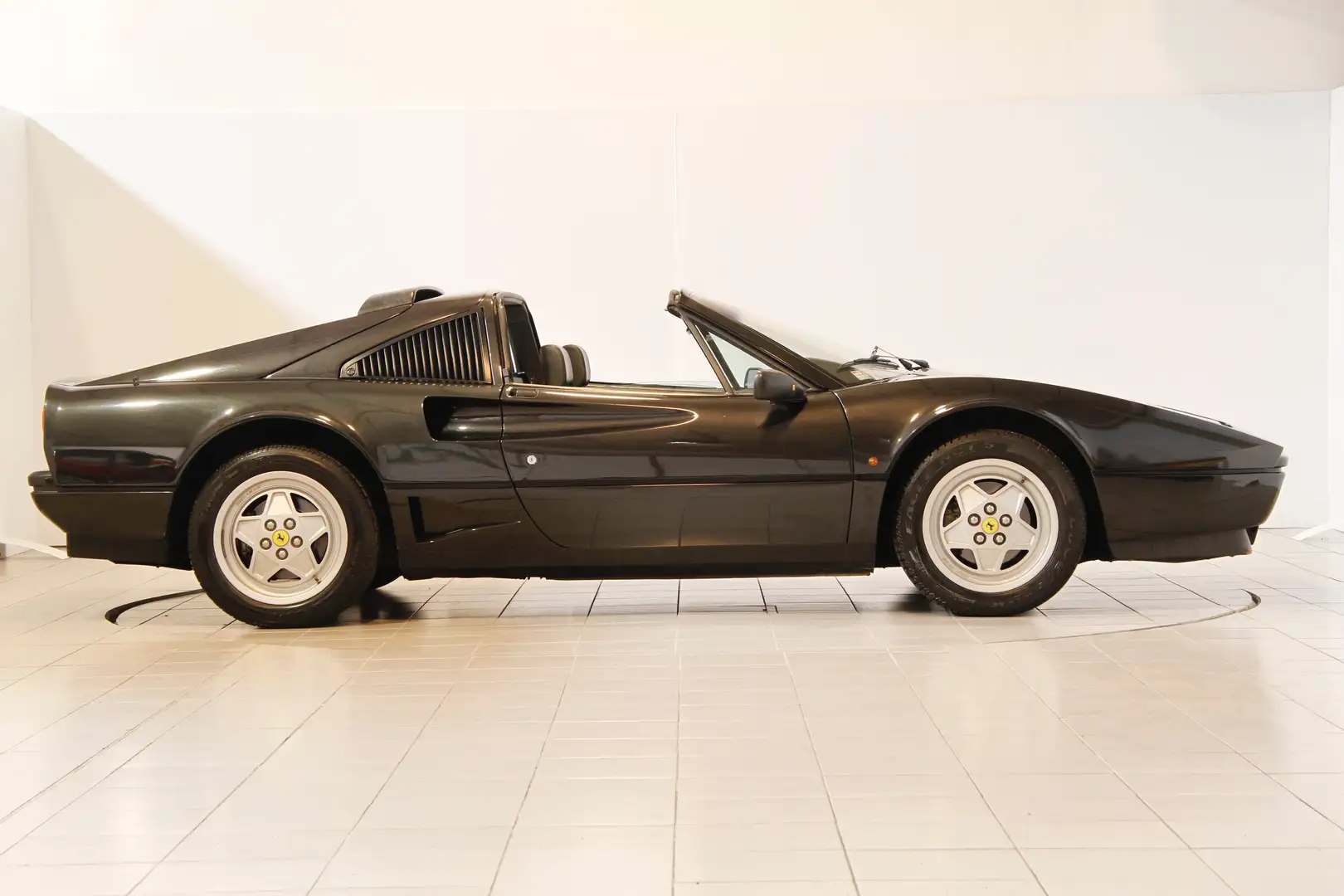 Ferrari 208 GTS Turbo Nero - 1