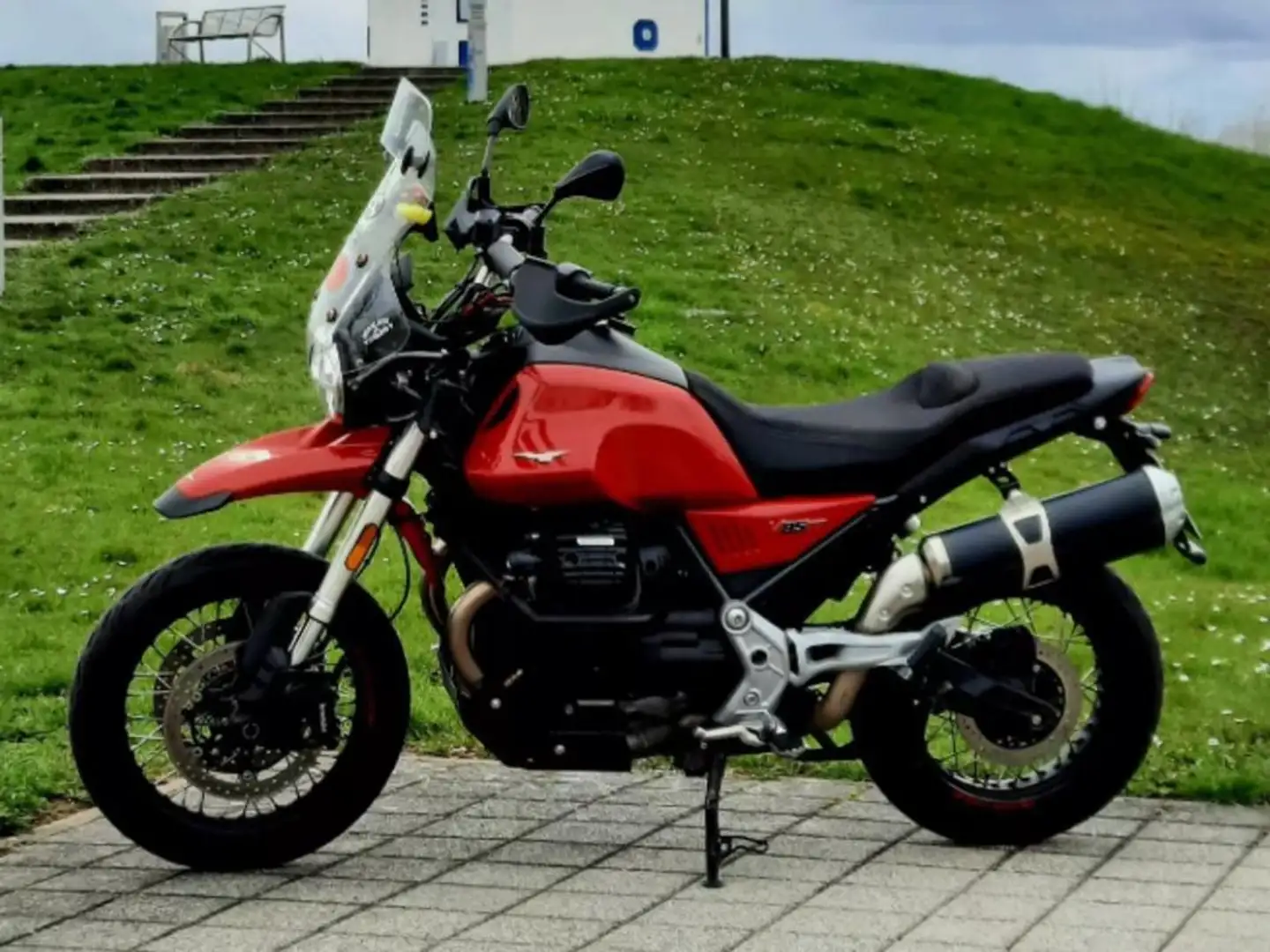 Moto Guzzi V 85 TT Rood - 2