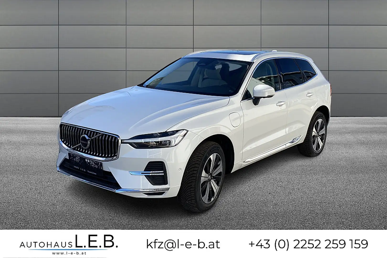 Volvo XC60 T6 AWD Recharge PHEV Plus Bright Geartronic Weiß - 1
