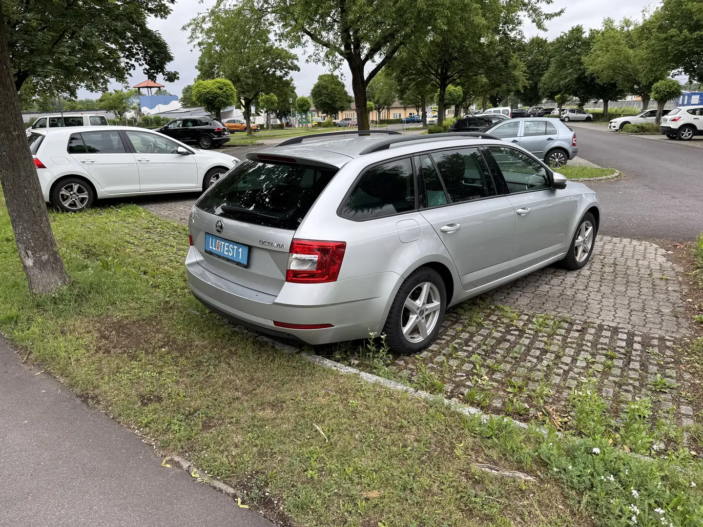 Skoda Octavia Škoda OCTAVIA Combi Ambition Limited TDI Grau - 2