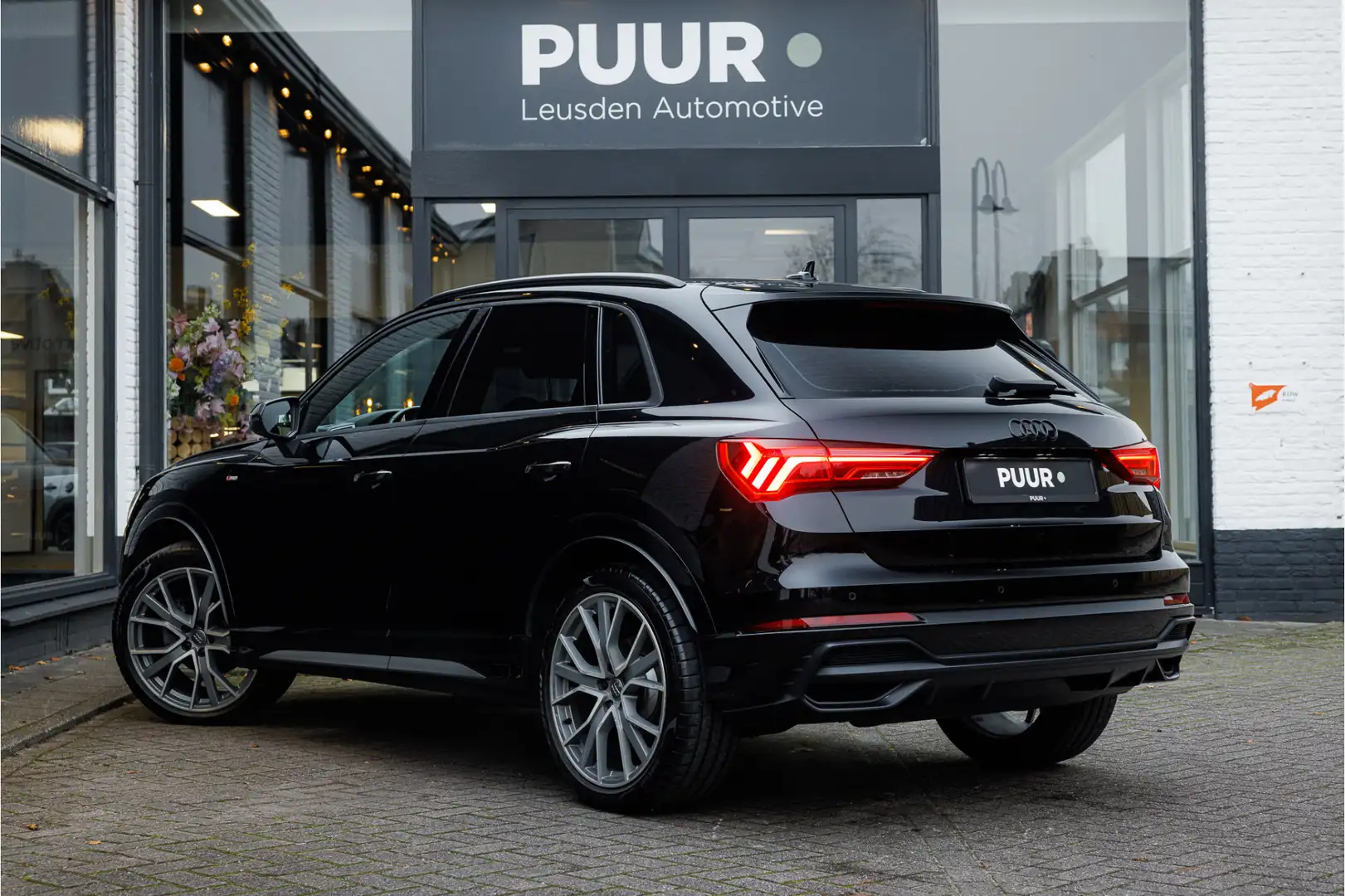 Audi Q3 35 TFSI Automaat S Line Panoramadak - B&O Audio Zwart - 2