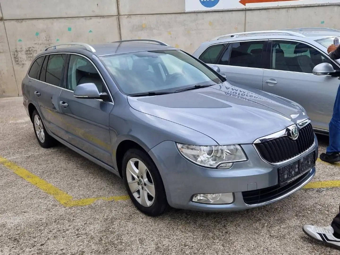 Skoda Superb Superb Combi Elegance 1,6 TDI CR DPF Elegance Silber - 1