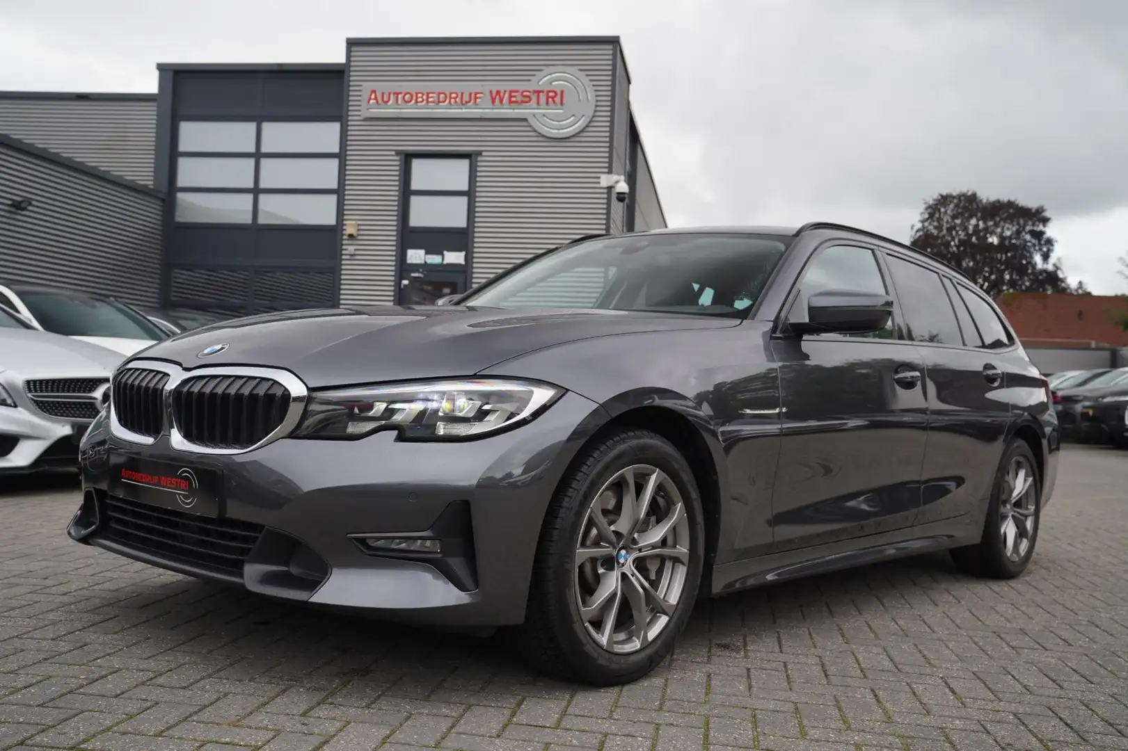 BMW 330 3-serie Touring 330i Executive Edition | Sportstoe Grijs - 1