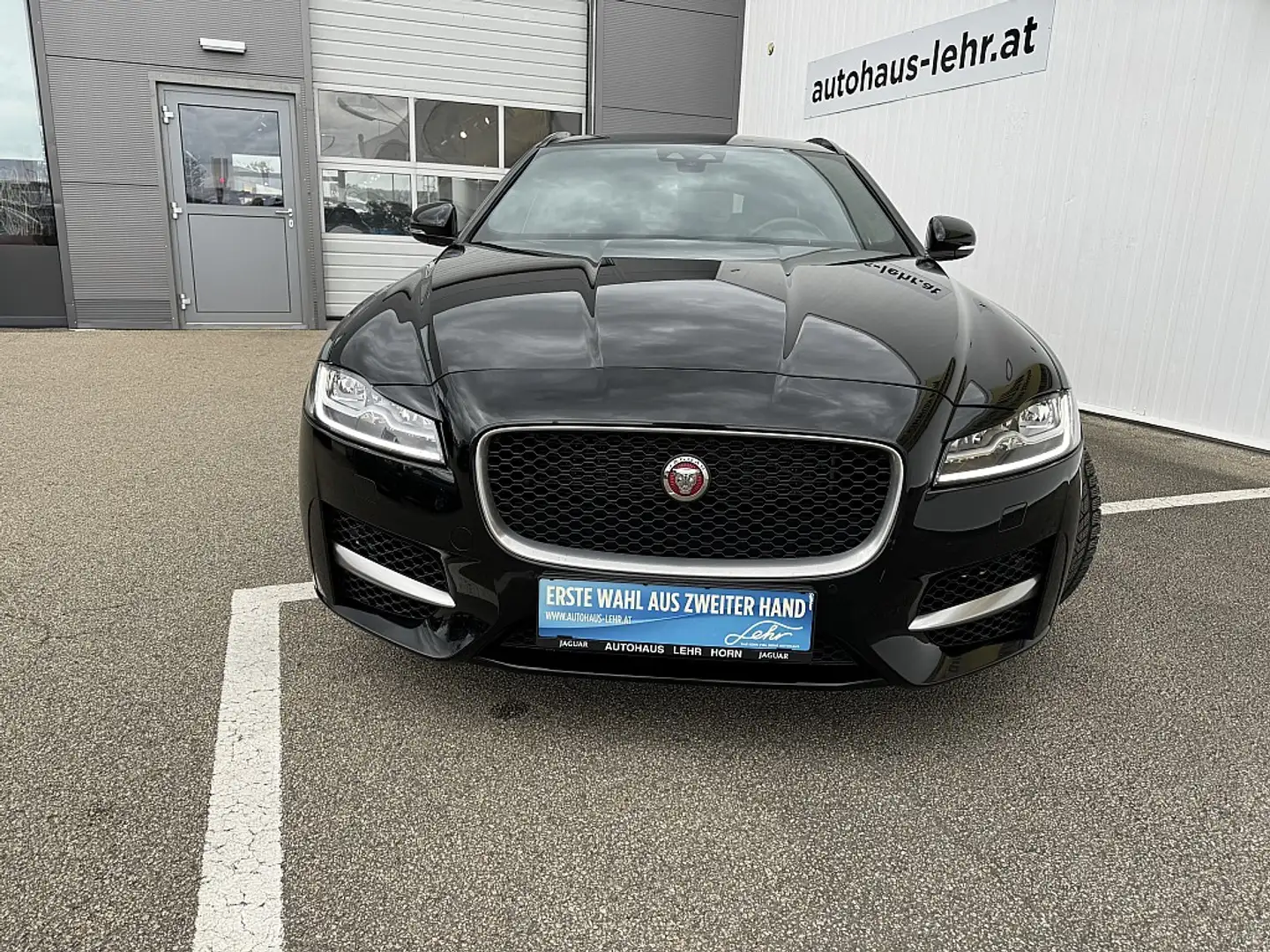 Jaguar XF Sportbrake 20d AWD R-Sport Aut. Zwart - 2