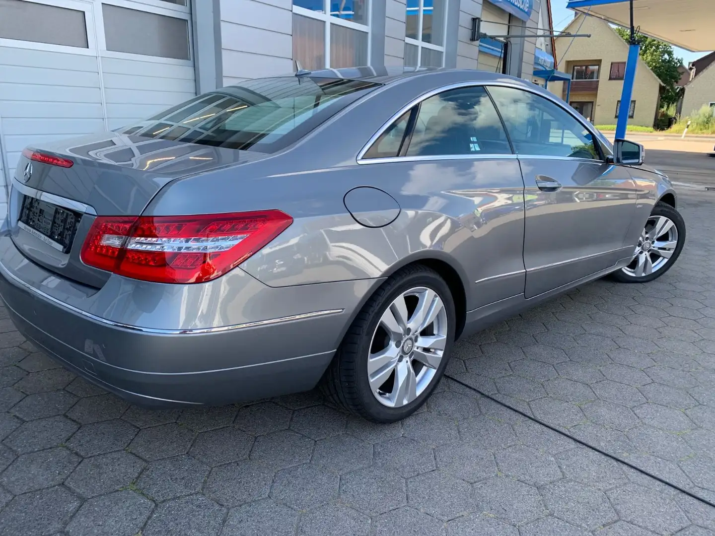 Mercedes-Benz E 200 E -Klasse Coupe E 200 CGI BlueEfficiency Gümüş rengi - 2