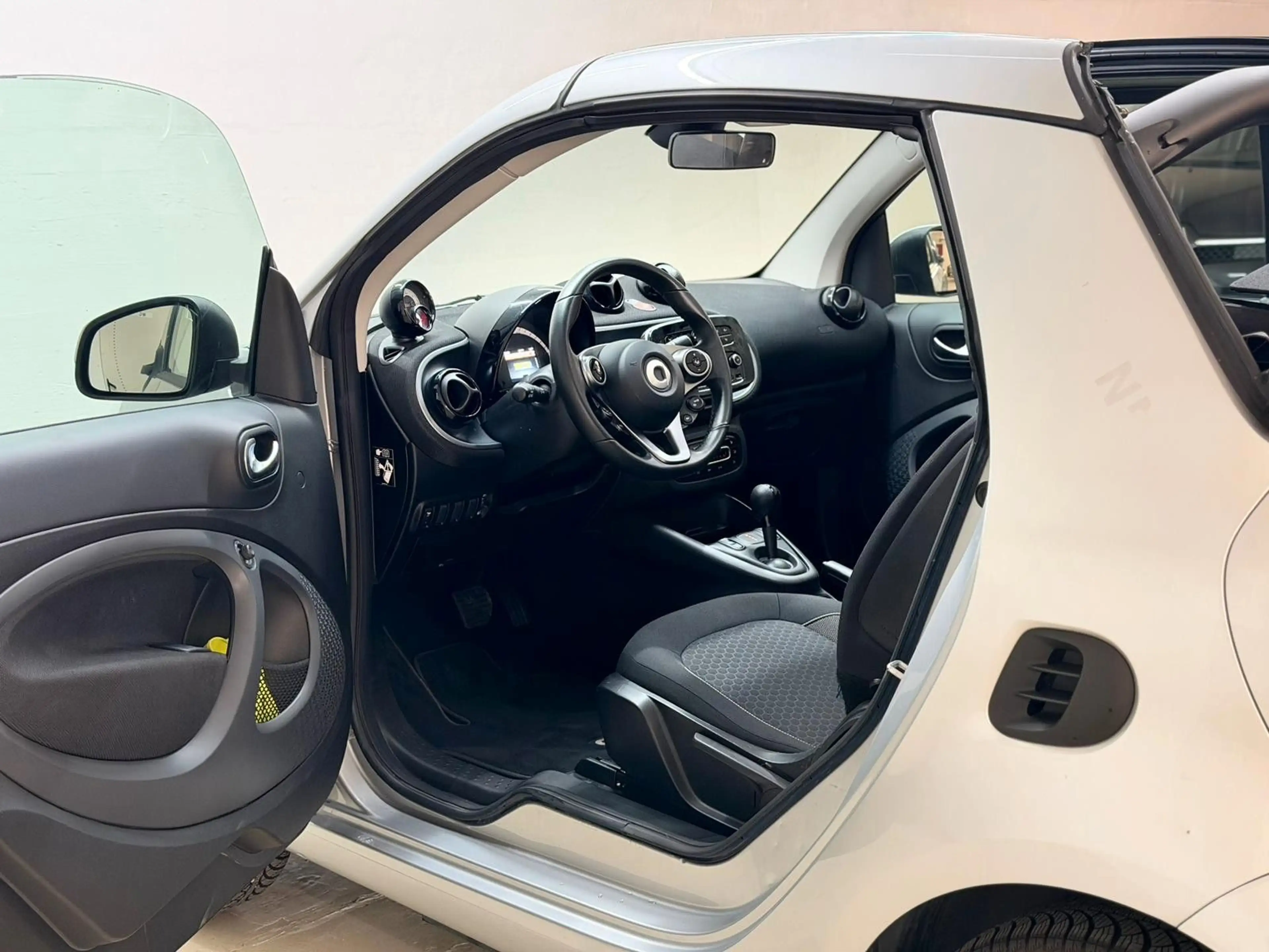 smart forTwo Cabrio electric drive / EQ NUR 6.000KM — photo 12