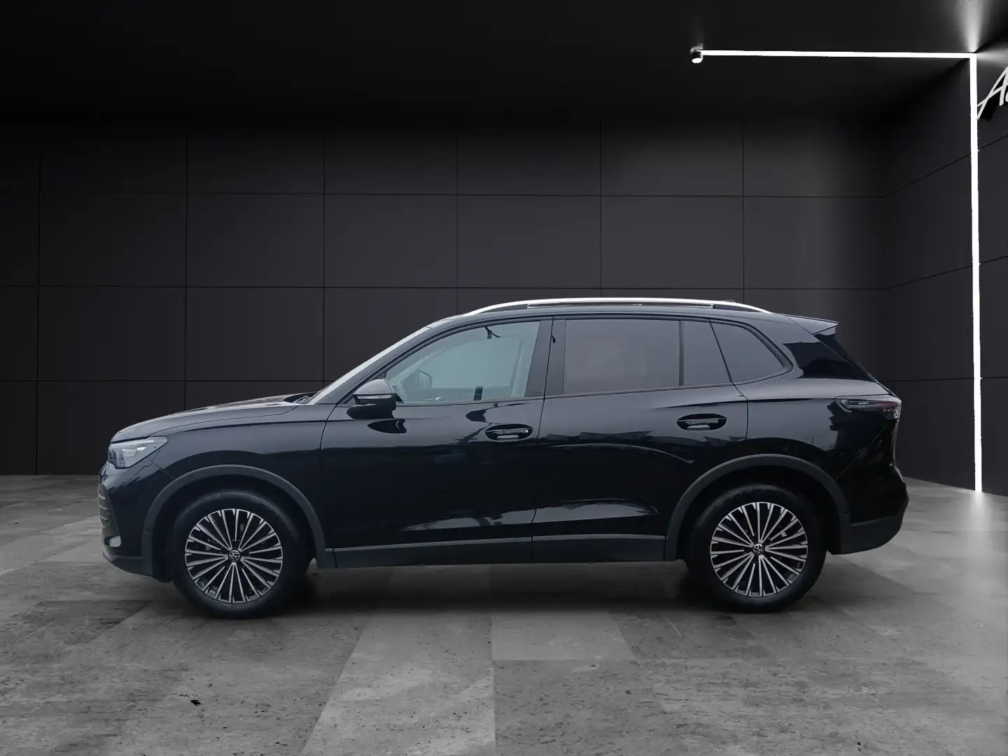 Volkswagen Tiguan eTSI Life DSG LED AHK Navi AID ACC RFK SH Schwarz - 2