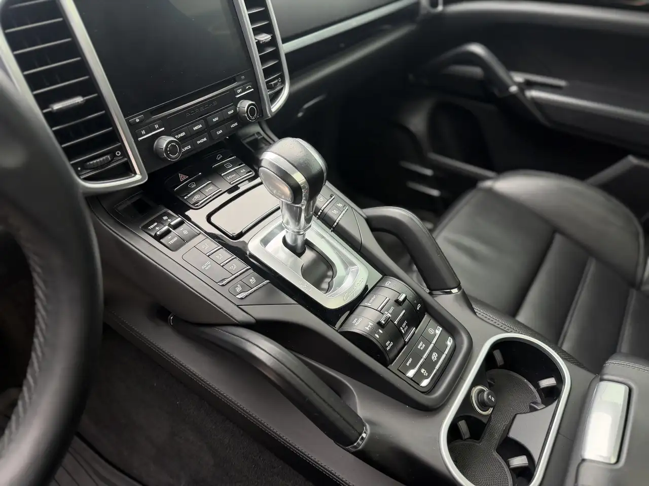 Porsche Cayenne снимка Porsche Cayenne