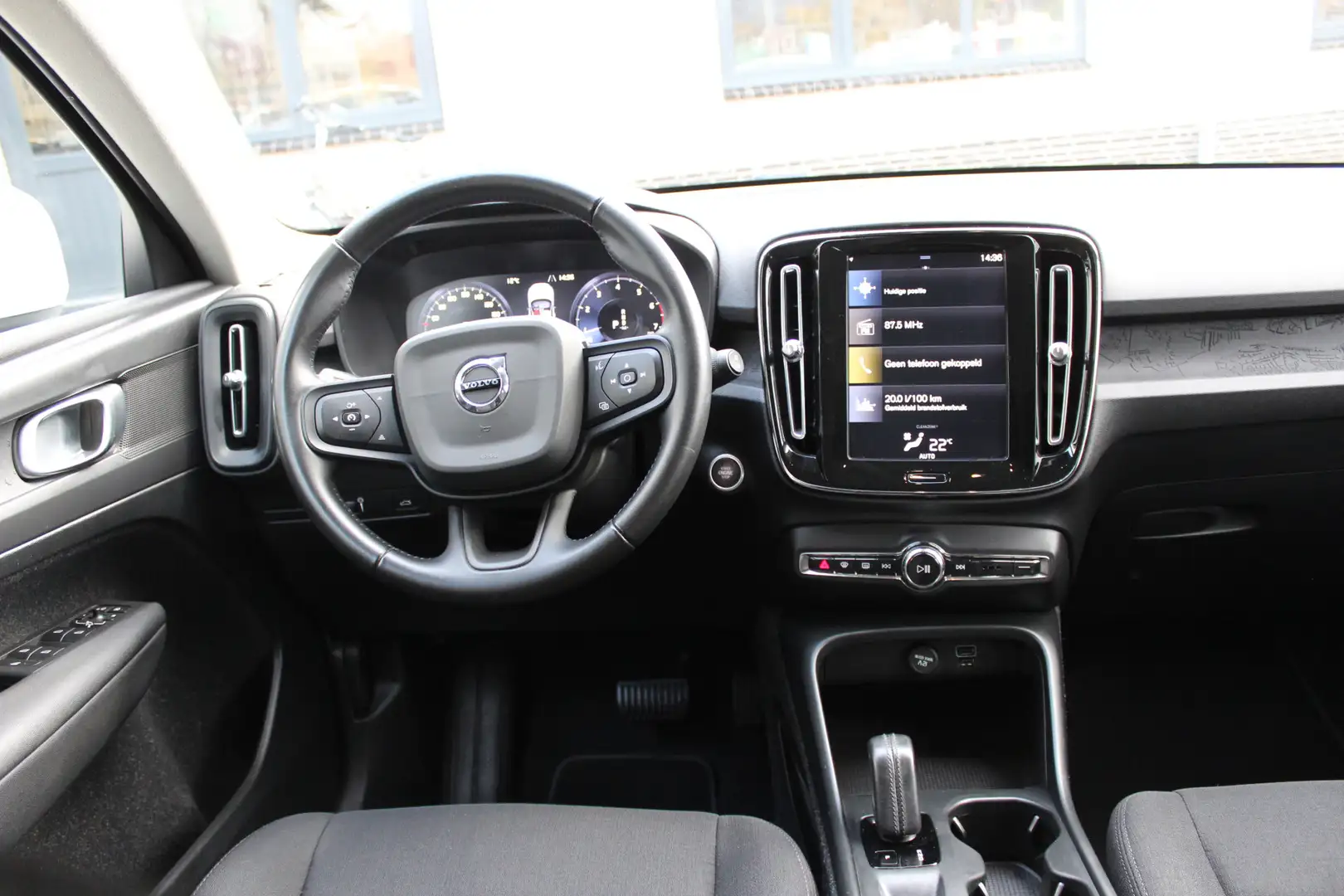 Volvo XC40 1.5 T2 Momentum AUTOMAAT | NL auto | elektr.trekha Wit - 2