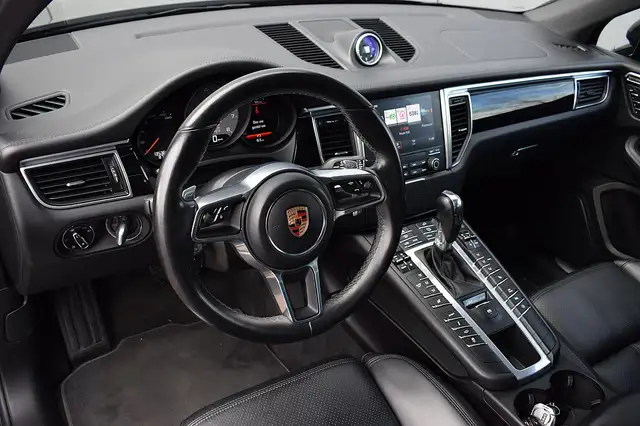 Porsche Macan view 4