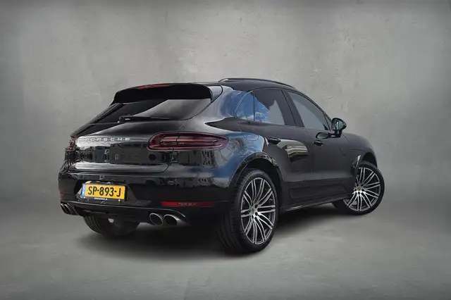 Porsche Macan view 3