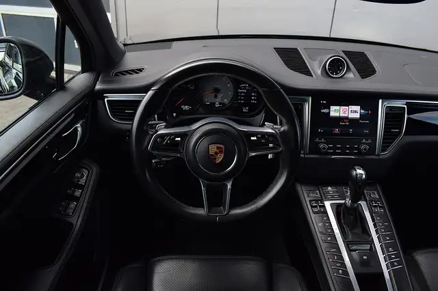Porsche Macan view 13