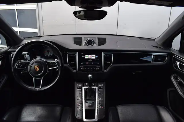 Porsche Macan view 12