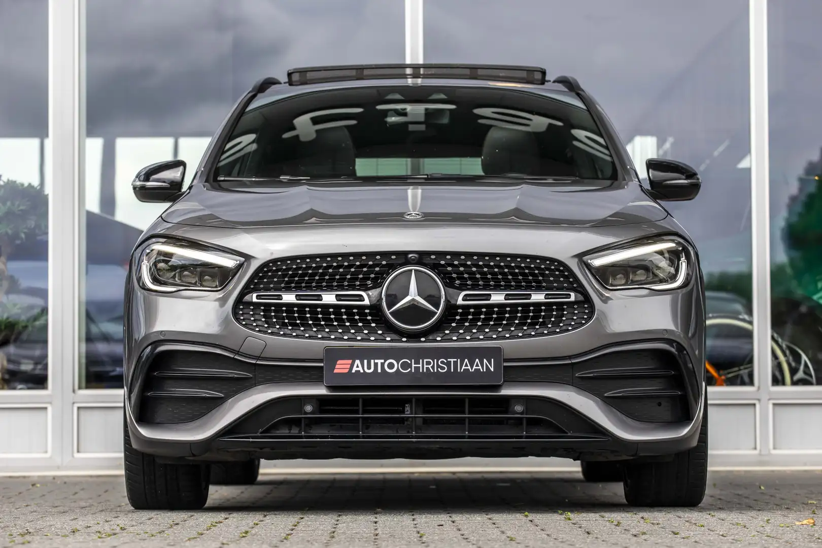 Mercedes-Benz GLA 200 AMG Line | Pano | Leder | Trekhaak | Grijs - 2