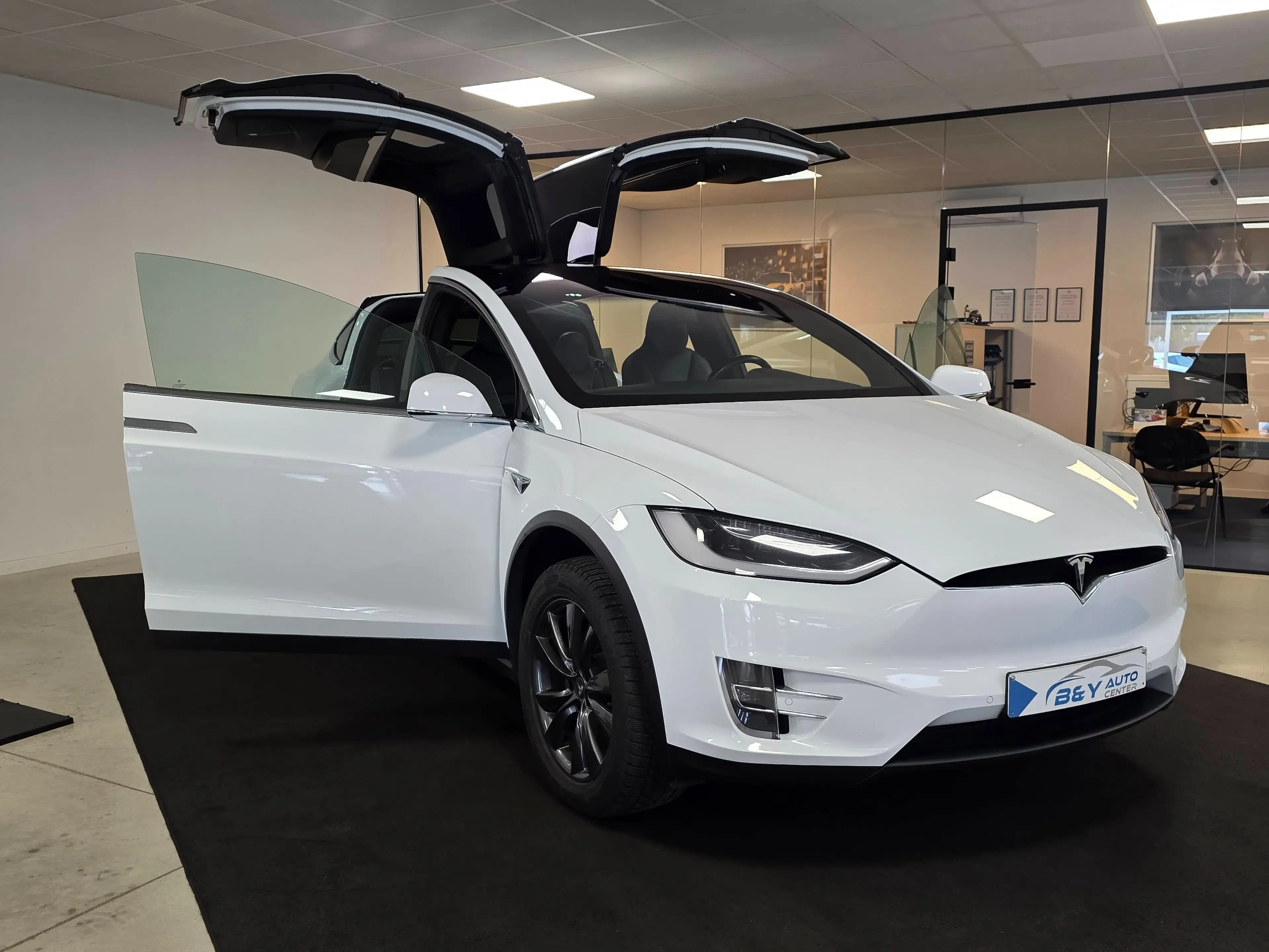 Tesla Model X 90D Dual Motor Premium Connectivity — photo 11