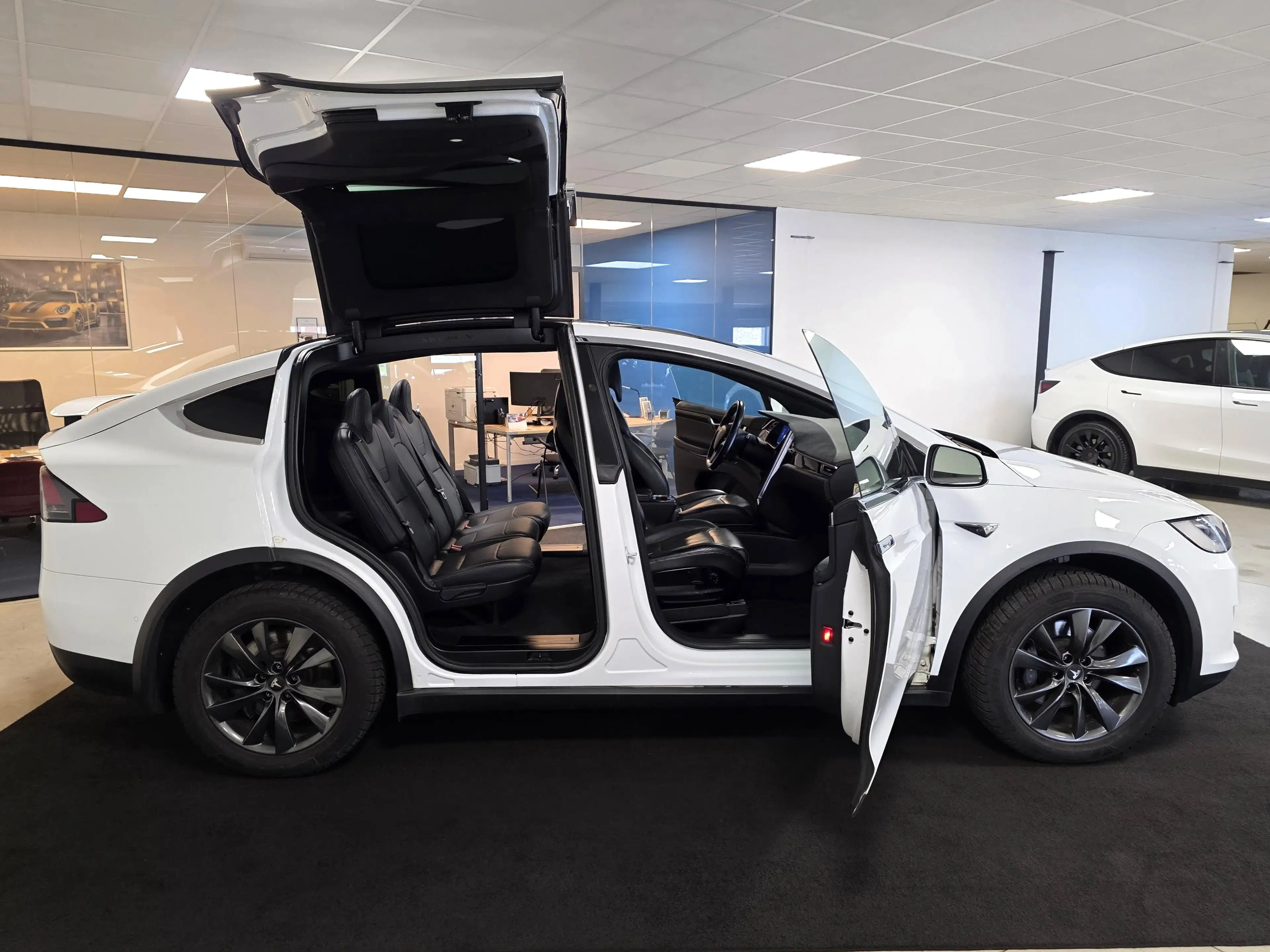 Tesla Model X 90D Dual Motor Premium Connectivity — photo 13