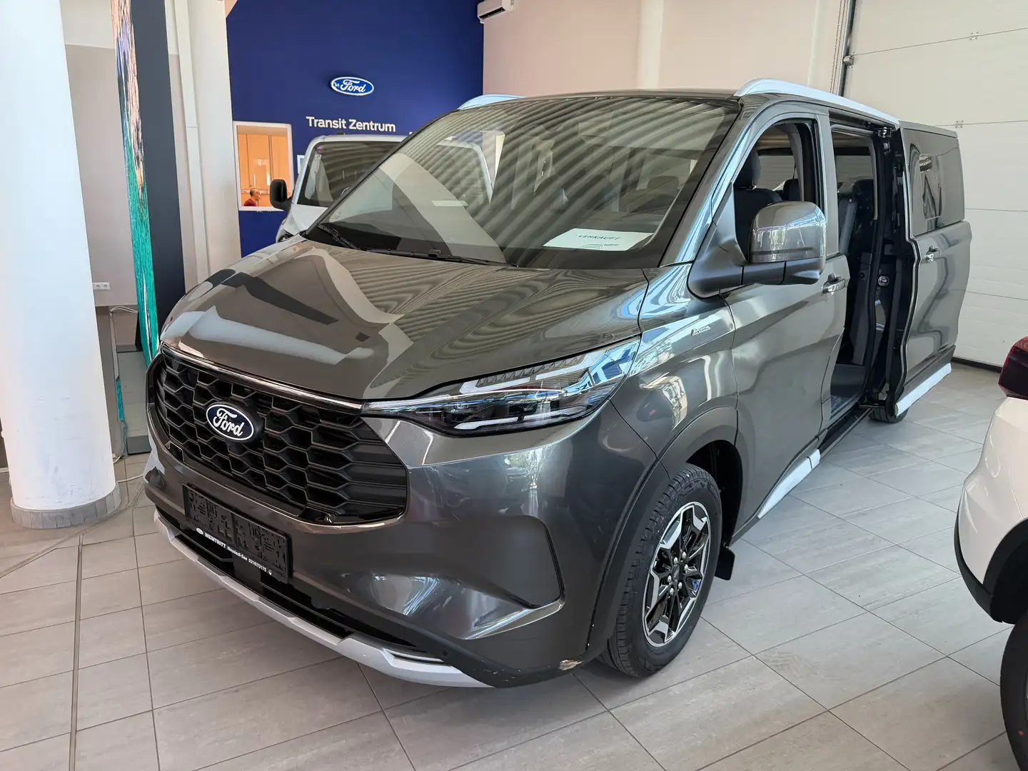 Ford Tourneo Custom 2,5 Duratec PHEV 340 L2 Active Aut. LAGERBONUS Grau - 1