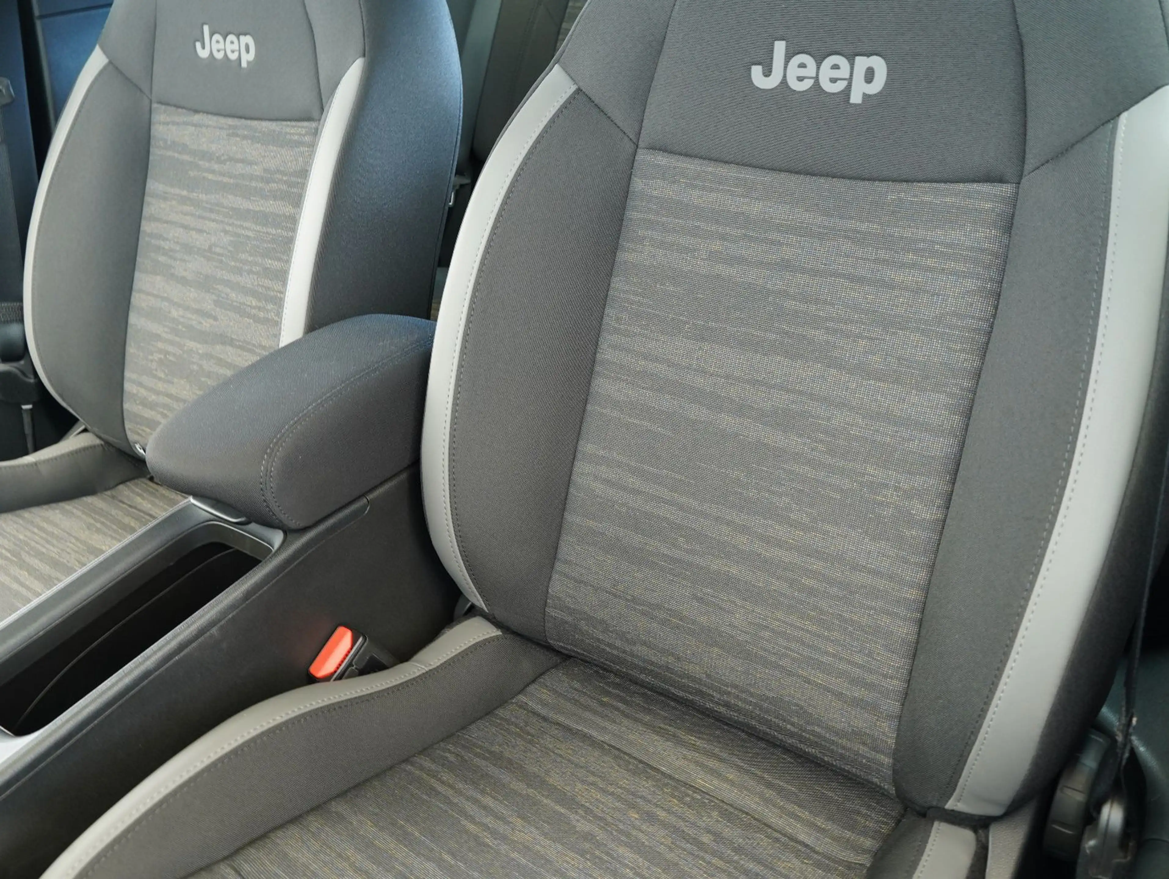 Jeep Avenger 1.2 T-GDI Longitude — photo 9
