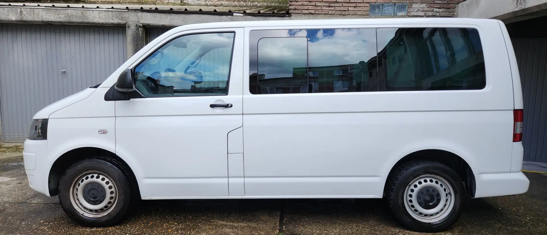 Volkswagen T5 Caravelle 2.0 TDi 140 CV DSG Klim PDC AV AR 9 PL Webasto Wit - 1