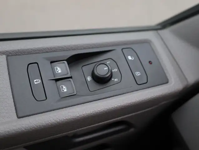 Volkswagen Transporter view 15